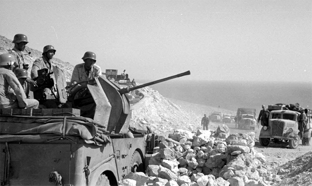 Improvizovaný Flakwagen Horch při doprovodu zásobovací kolony v severní Africe