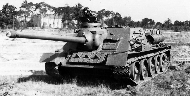 http://www.panzernet.net/tankist/fotky/samohybky/su100/001.jpg